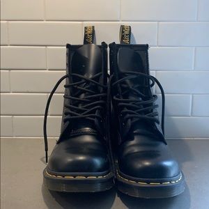 women’s doc martens